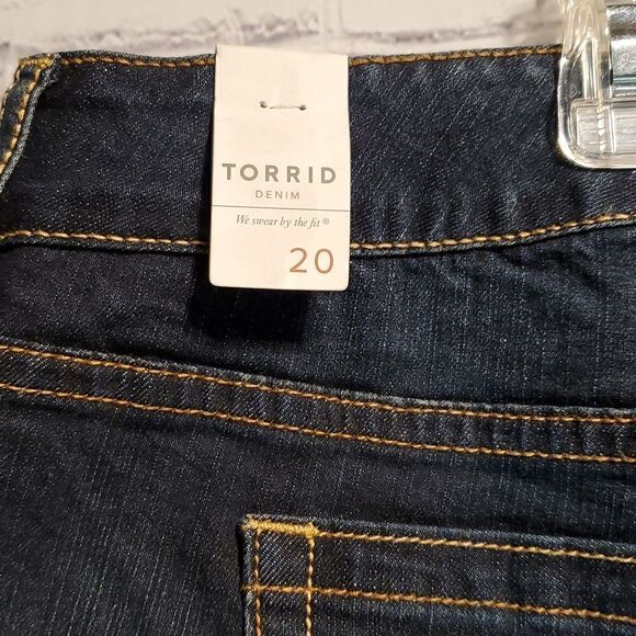 Torrid 3.5 inch dark wash fray hem denim shorts NWT - Picture 6 of 8